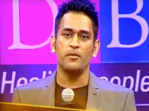 M S Dhoni felicitates Dr Batra's PHA 2014 heroes